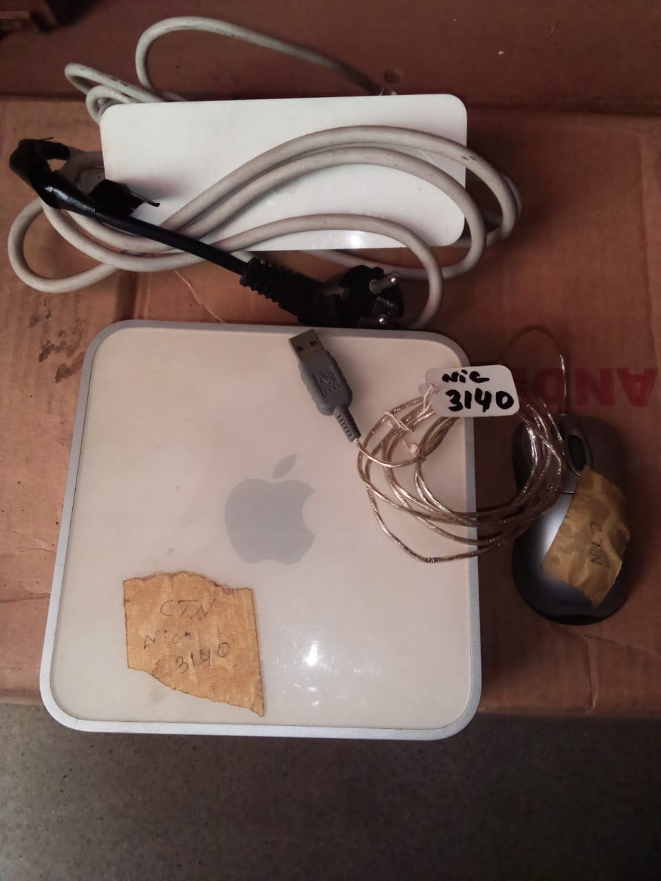 Apple A1176 MAC MINI WITH MOUSE AND POWER SUPPLY
